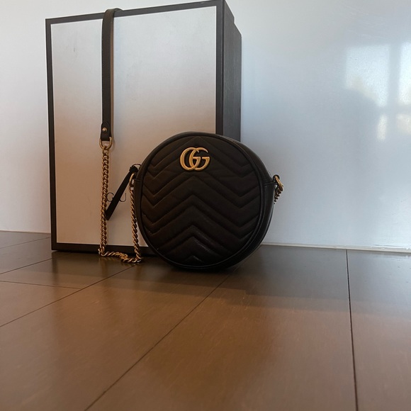 Round Gucci GG Marmont bag in black. Exterior is in impecable condition. - Picture 3 of 7